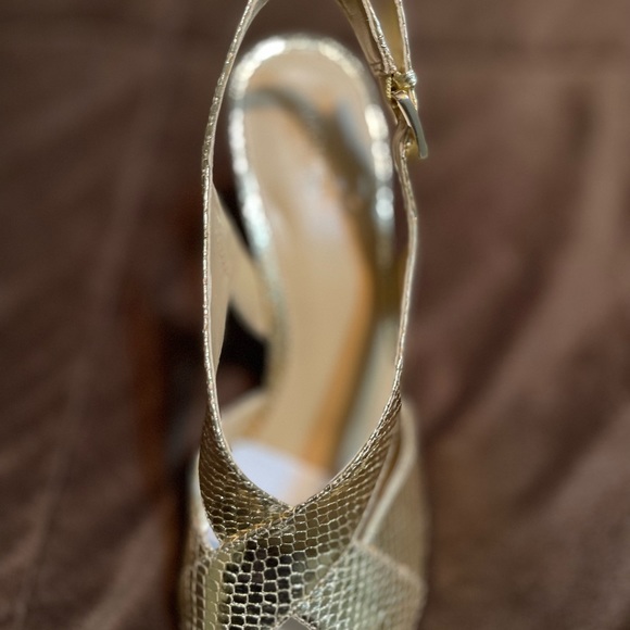 Brand new gold colored heeled sandals - Picture 2 of 3